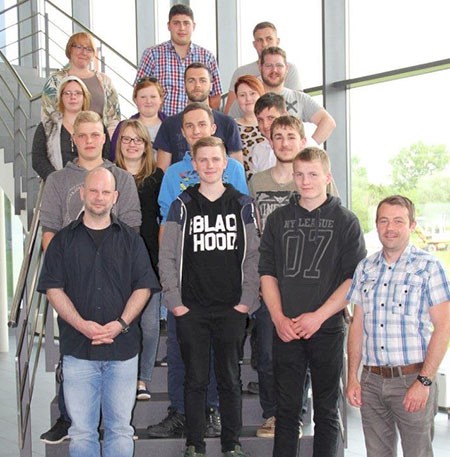 Die Azubis des 2. Lehrjahres Fleischer und Fleichereifachverkäuferinnen mit Klassenlehrerin Fr. Seufer, Klassenlehrer Herr Aschenauer und Herr Büchele von der Firma Handtmann