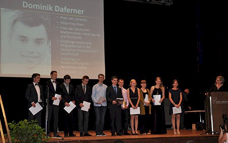 Die stolzen Preisträger, ganz rechts Schulleiterin Renate Granacher-Buroh