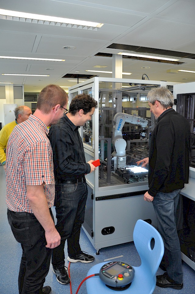 Die Lehrer begutachten die neue Anlage