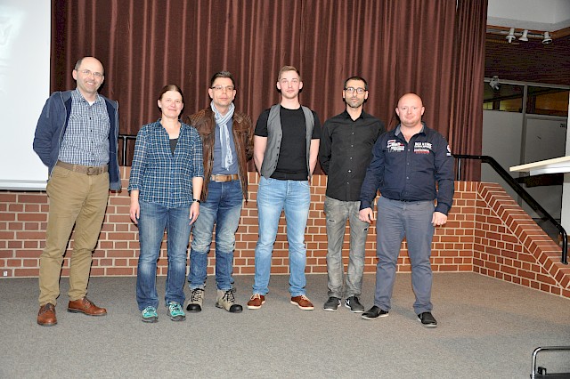 Von links die Pädagogen Jürgen Umbrich und Maria Groll, Ausbildungsleiter Ackermann, Bastian Maier, Gökhan Aydin und Techniker Waldemar Hirsel.
