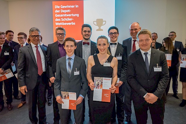 Feierliche Preisübergabe in Frankfurt (hinten von links): Martin Bücher, Vorstandsvorsitzender der Kreissparkasse Biberach, Timo Ege, Philip Bärsauter, Lukas Traub, Walter Schust (Kreissparkasse Biberach), (vorne von links) Kai Weinmann, Ann Scheib (betreuende Lehrerin) und Stefan Roesler, Deutscher Sparkassenverlag.