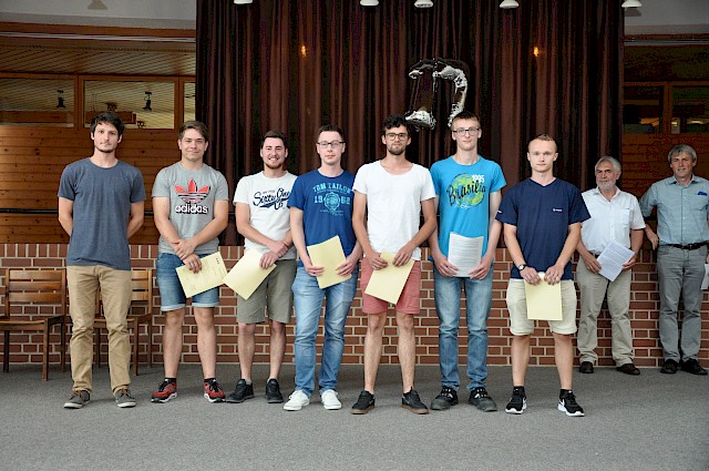 Preisträger der Elektroabteilung mit den Lehrern Manfred Steinhauser und Max Diebolder