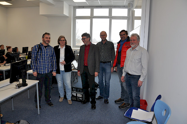 Die Verantwortlichen von links Achim Dempel (Landratsamt), Schulleiterin Renate Granacher-Buroh, stellvertretender Schulleiter Manfred Kühner, Abteilungsleiter Elektro Klaus Gretzinger, Architekt Frank Ladl und Abteilungsleiter Fertigungstechnik Matthias Gauckler.