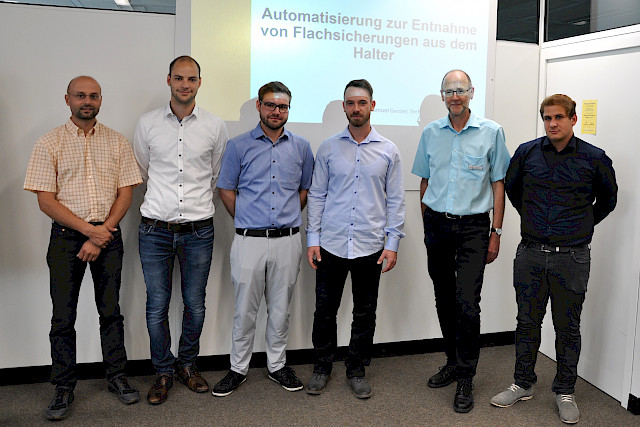 von links: Klassenlehrer Michael Benz, die Technikerschüler Samuel Gerster, Thomas Thoma, Justin Sick, Abteilungsleiter Klaus Gretzinger und Technikerschüler Alexander Stumpp