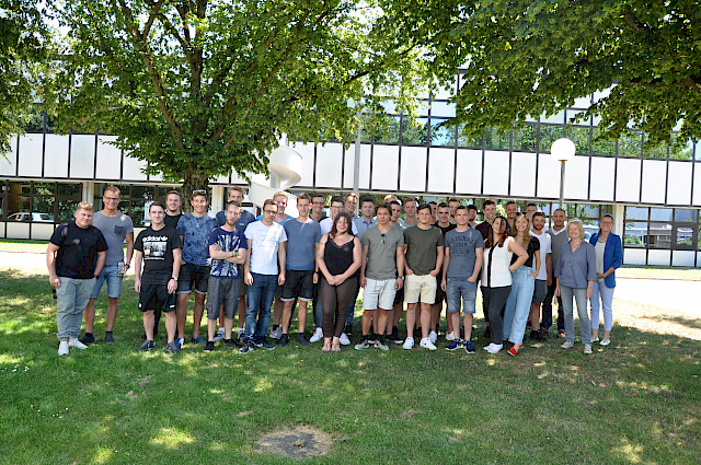 Die beiden BKFH-Klassen der Karl-Arnold-Schule mit Wirtschaftskundelehrerin Britta Glaser ganz rechts neben den Klassenlehrern Martina Heck und Hannes Rometsch.