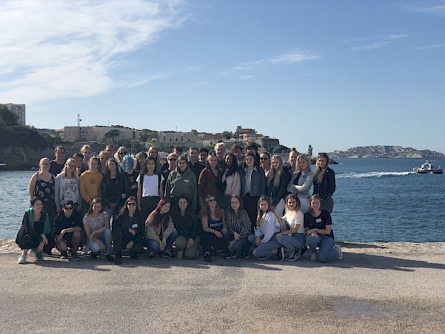 Die Klassen TGG12/1 und TGG12/2 bei strahlendem Sonnenschein