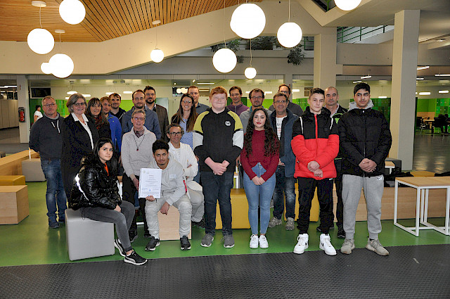 Die Klassensprecher und Begleitlehrer der drei Werkrealschulen, die Praxislehrer der KAS und die Schulleiterin der KAS Frau Granacher-Buroh