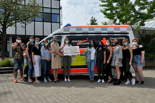 Das dritte Lehrjahr der Friseurinnen und Friseure übergeben mit ihrer Lehrerin Frau Glaser ihr Preisgeld an Glückmomente