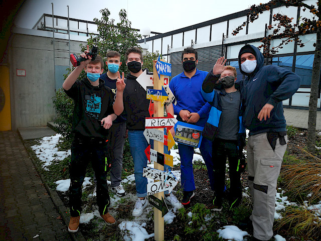 Die Schüler des AV Dual mit ihrem selbst gebauten Schilderbaum