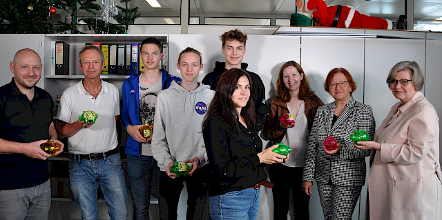 Ganz rechts Schulleiterin Renate-Granacher-Buroh, daneben Lucia Braß und Marion Martin, anschließend Verbindungslehrer/innen und Schülervertreter.