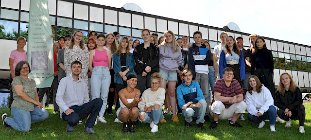 Schüler und Schülerinnen der Karl Arnold Schule geben dem Leitsatz der Hospizgruppe Ochsenhausen – Illertal gestalterischen Ausdruck