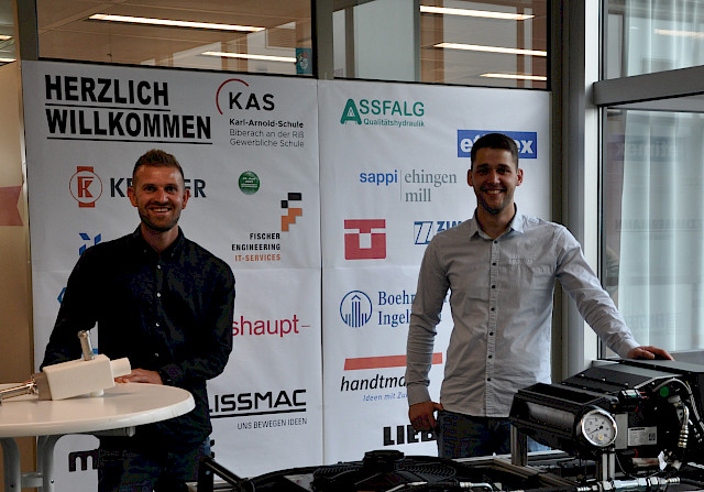 Raphael Geiger und Lukas Geisinger bei der öffentlichen Präsentation