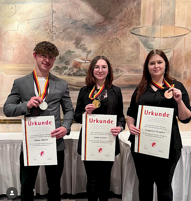 Jaqueline Knupfer (rechts) mit den anderen Gewinnern des Bundeswettbewerbs