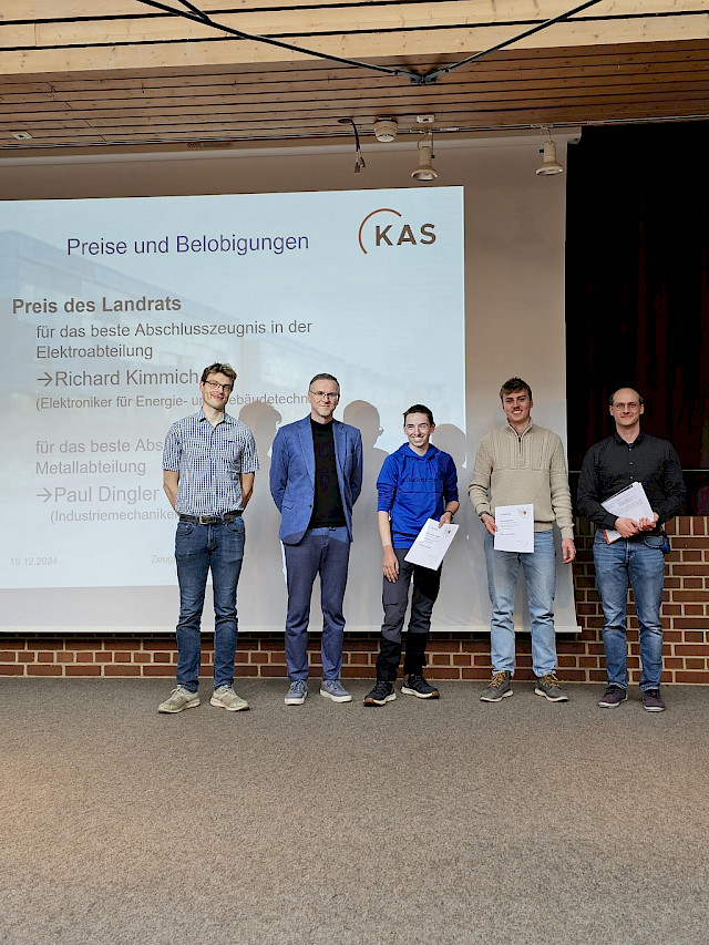 von links nach rechts Klassenlehrer der Industriemechaniker Herr Menig, Schulleiter Herr Kniese, Preisträger Paul Dinger, Preisträger Richard Kimmich, Klassenlehrer der Elektroniker für Energie- und Gebäudetechnik Herr Bammert